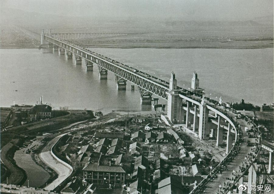 1968年12月29日， 南京長江大橋全面建成通車。這是當(dāng)時(shí)中國自行設(shè)計(jì)建造的最大的鐵路、公路兩用橋。