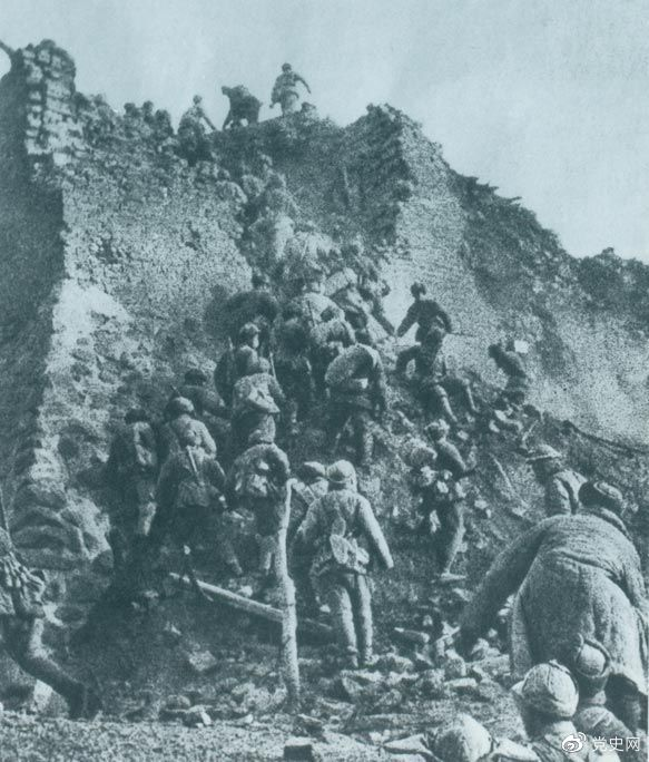 1948年12月，人民解放軍向新保安守敵發(fā)起攻擊。這是解放軍戰(zhàn)士登上新保安城頭。 
